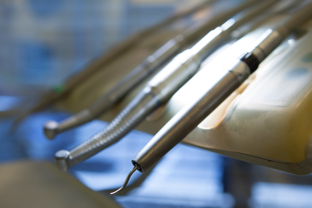 Instrumentos dentários utilizados em tratamentos na Clínica Dentária Jardim dos Arcos